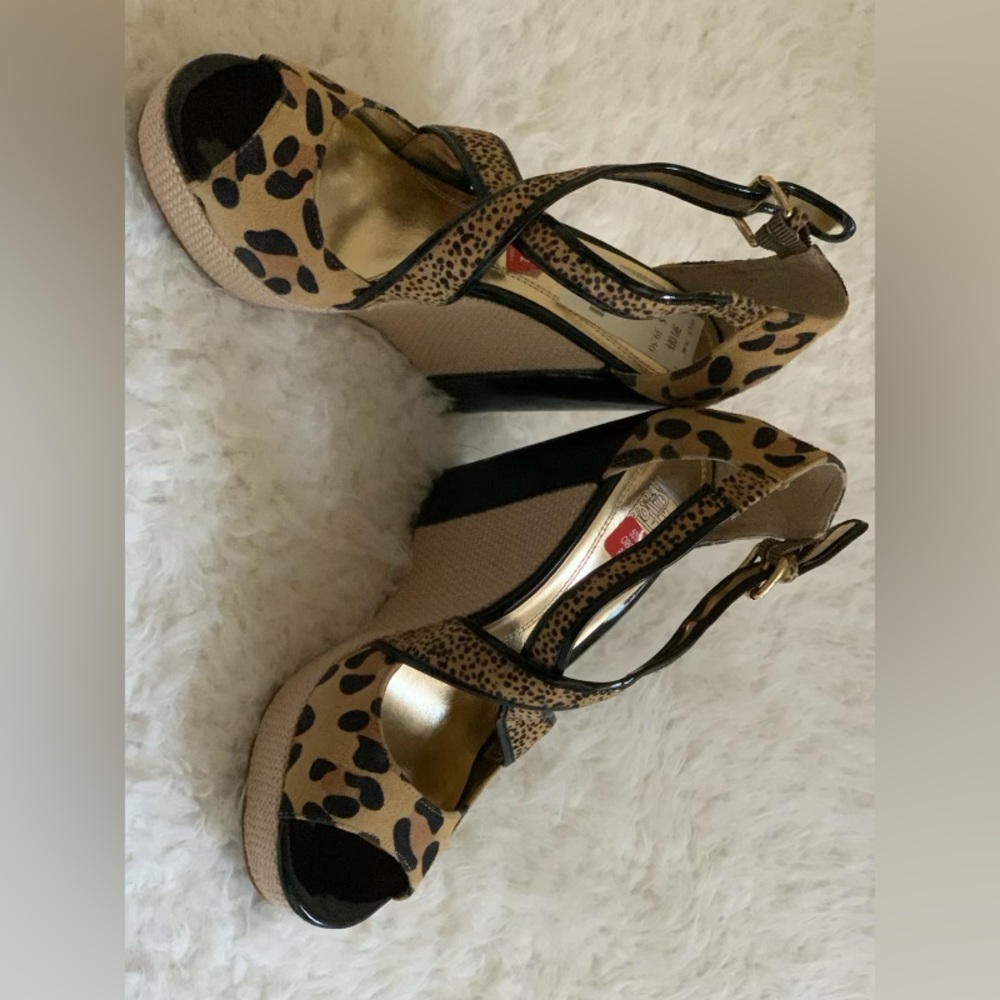 🆕Size 6.5 
Color: Leopard Animal Print Wedges 😍